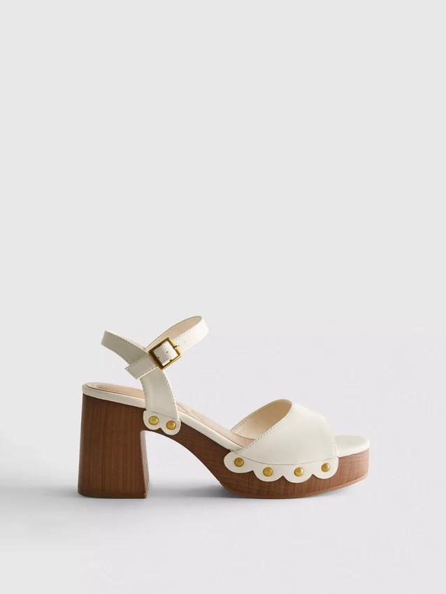 Sandaler med klackskor i imitationsmocka och nitar
