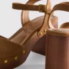 Sandaler med klackskor i imitationsmocka och nitar