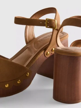 Sandaler med klackskor i imitationsmocka och nitar