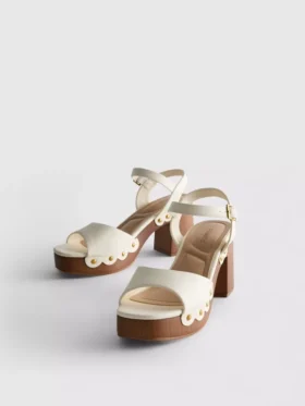 Sandaler med klackskor i imitationsmocka och nitar
