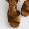 Sandaler med klackskor i imitationsmocka och nitar