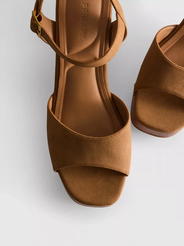 Sandaler med klackskor i imitationsmocka och nitar