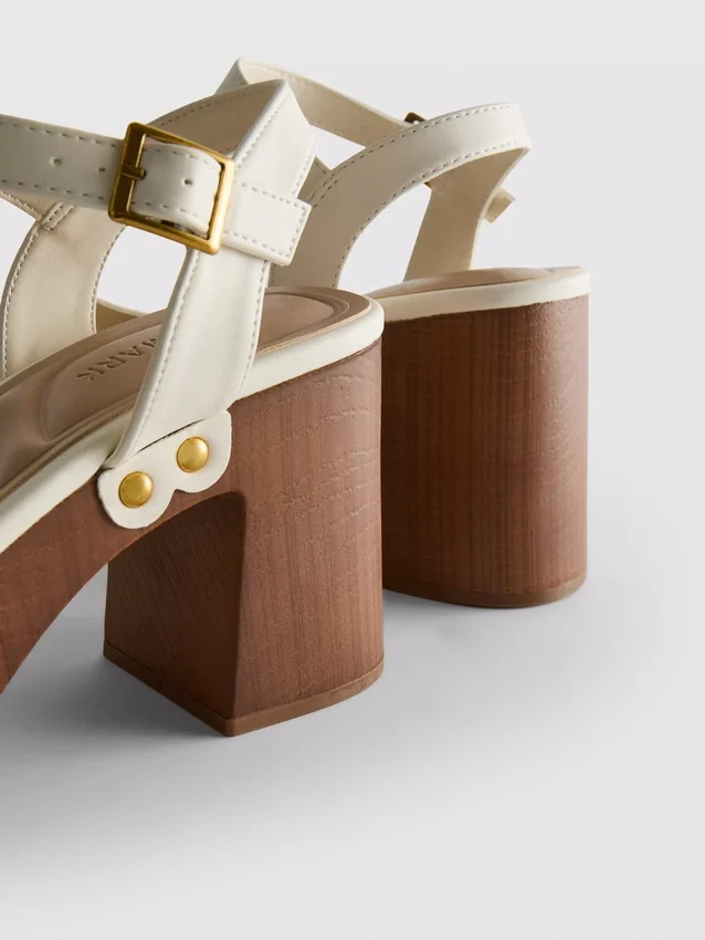 Sandaler med klackskor i imitationsmocka och nitar