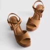 Sandaler med klackskor i imitationsmocka och nitar