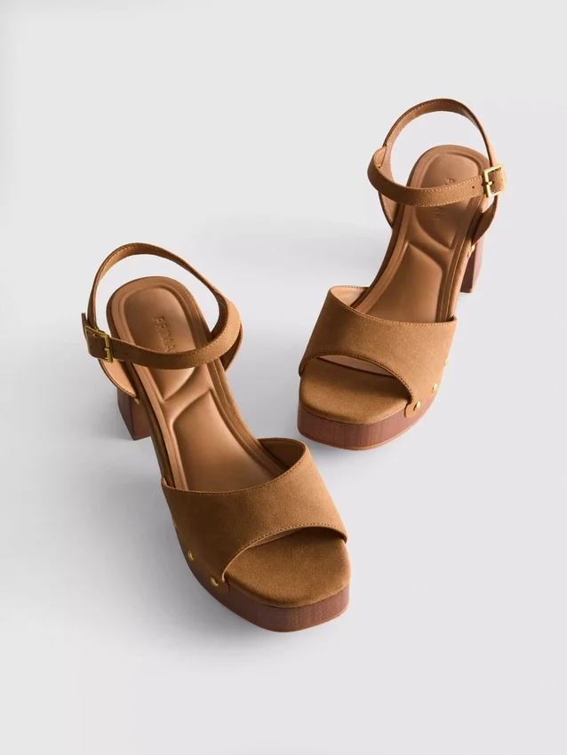 Sandaler med klackskor i imitationsmocka och nitar