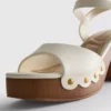 Sandaler med klackskor i imitationsmocka och nitar