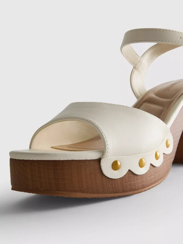 Sandaler med klackskor i imitationsmocka och nitar
