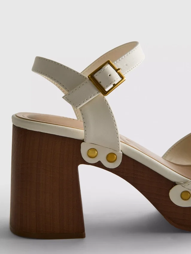 Sandaler med klackskor i imitationsmocka och nitar