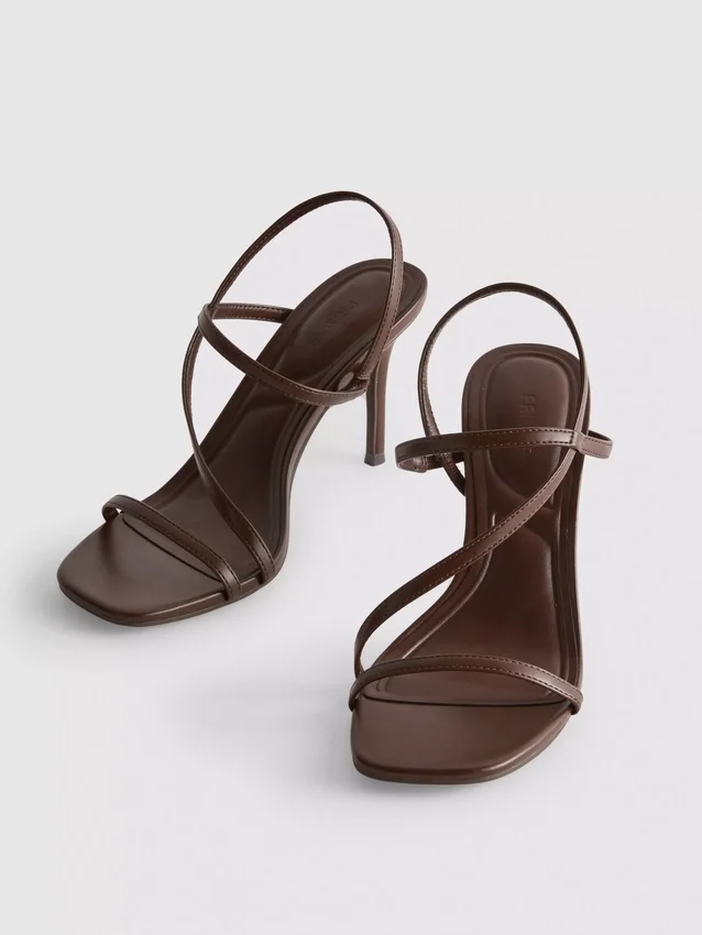 Sandaler med knappt märkbar klackskor