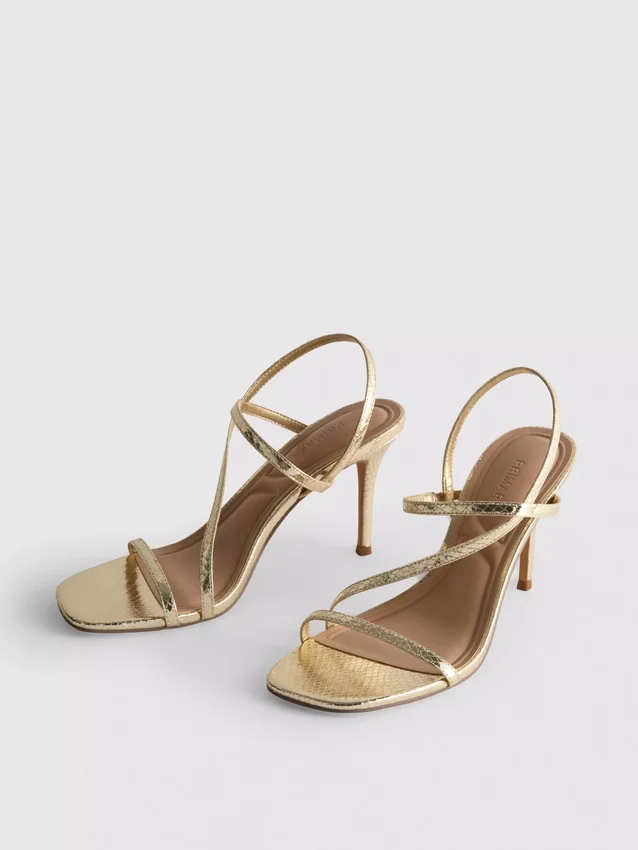 Sandaler med knappt märkbar klackskor