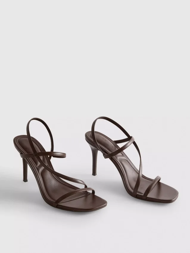 Sandaler med knappt märkbar klackskor