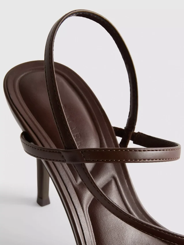 Sandaler med knappt märkbar klackskor