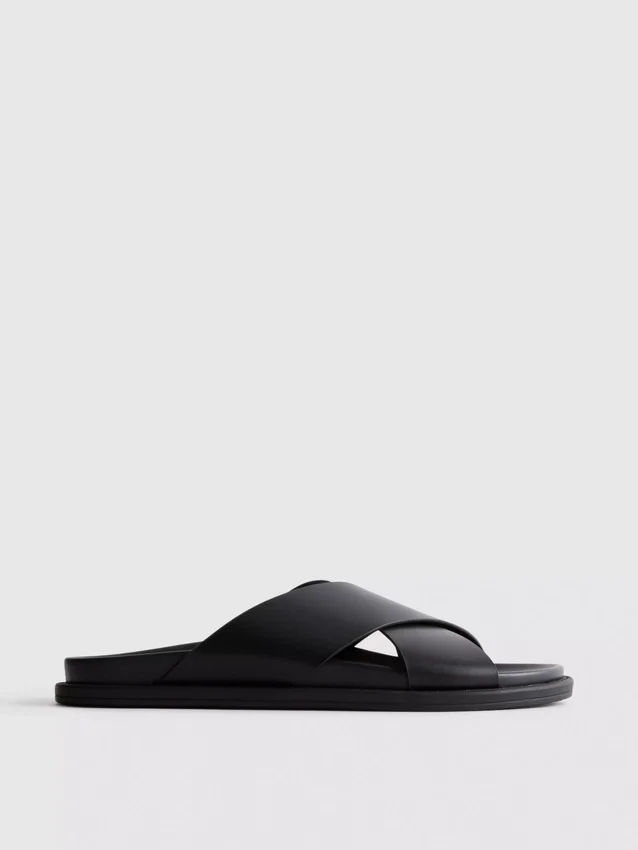 Sandaler med korsade remmar