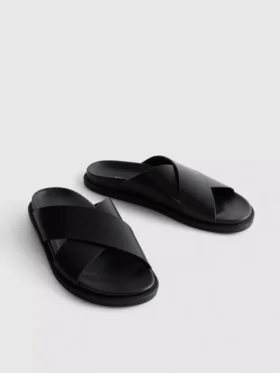 Sandaler med korsade remmar