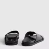Sandaler med korsade remmar