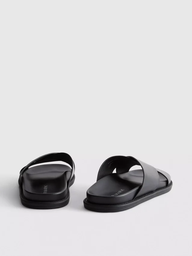 Sandaler med korsade remmar