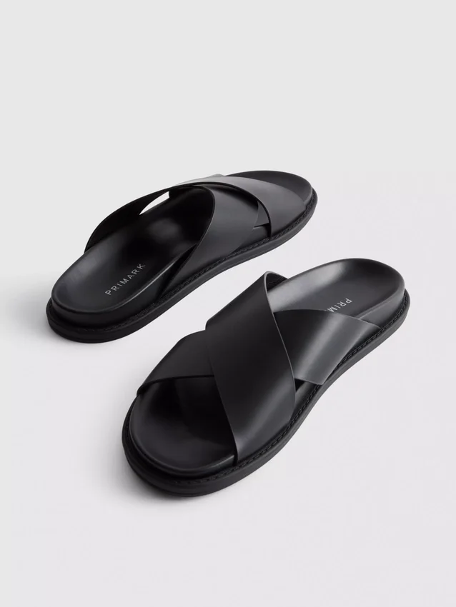 Sandaler med korsade remmar