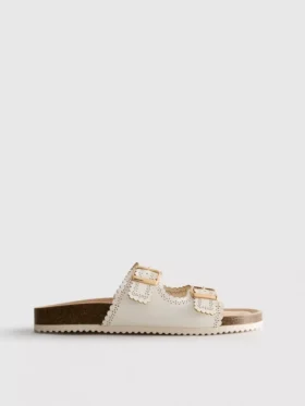 Sandaler med laserskurna detaljer på fotbädden