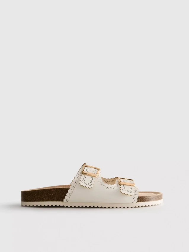 Sandaler med laserskurna detaljer på fotbädden
