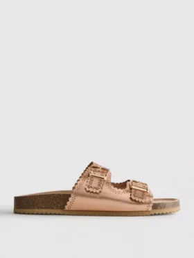 Sandaler med laserskurna detaljer på fotbädden