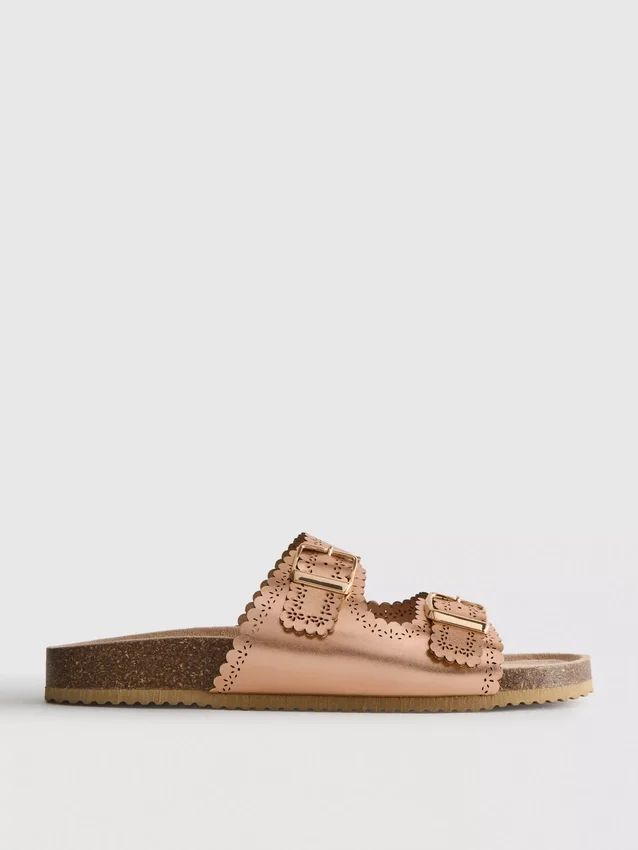 Sandaler med laserskurna detaljer på fotbädden