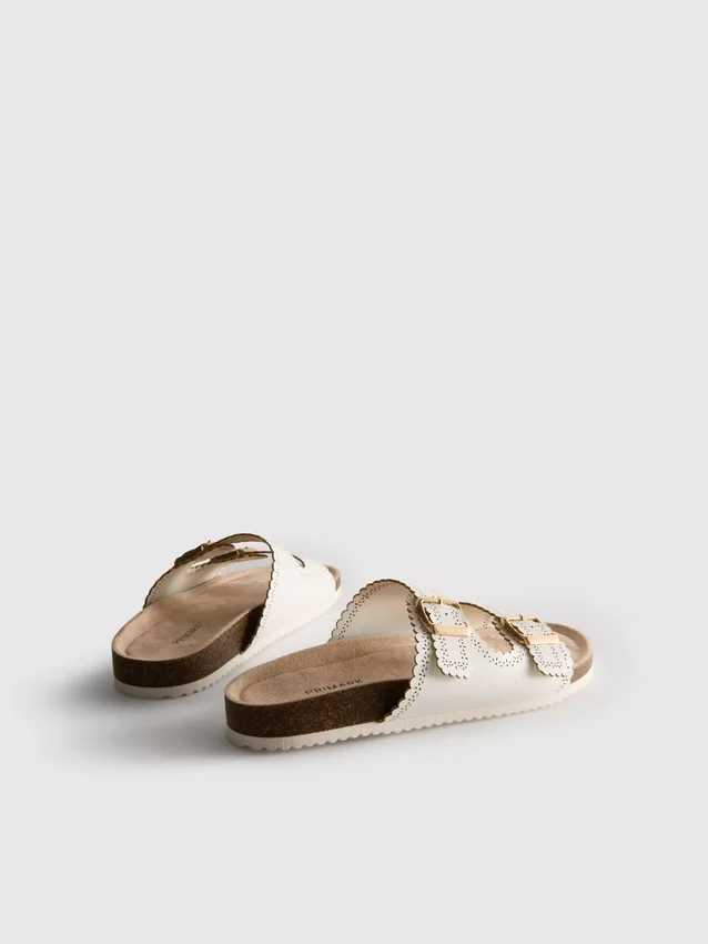 Sandaler med laserskurna detaljer på fotbädden