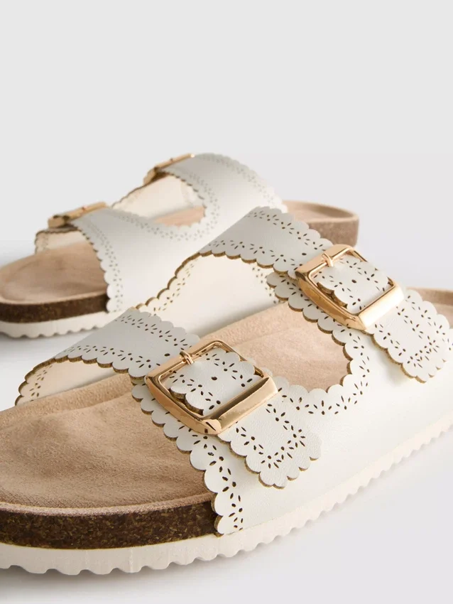 Sandaler med laserskurna detaljer på fotbädden
