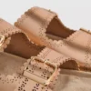 Sandaler med laserskurna detaljer på fotbädden