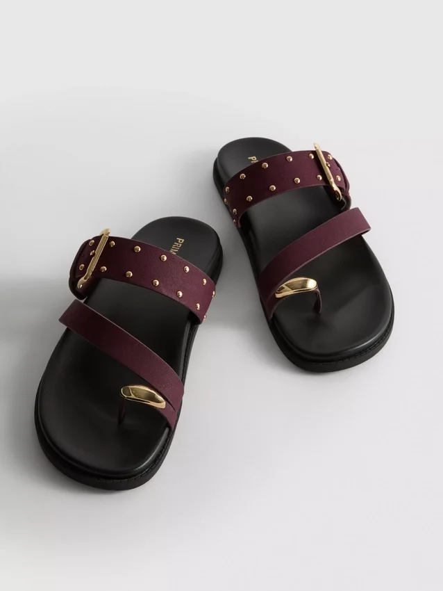 Sandaler med nitar på fotbädden från Paula Echevarría