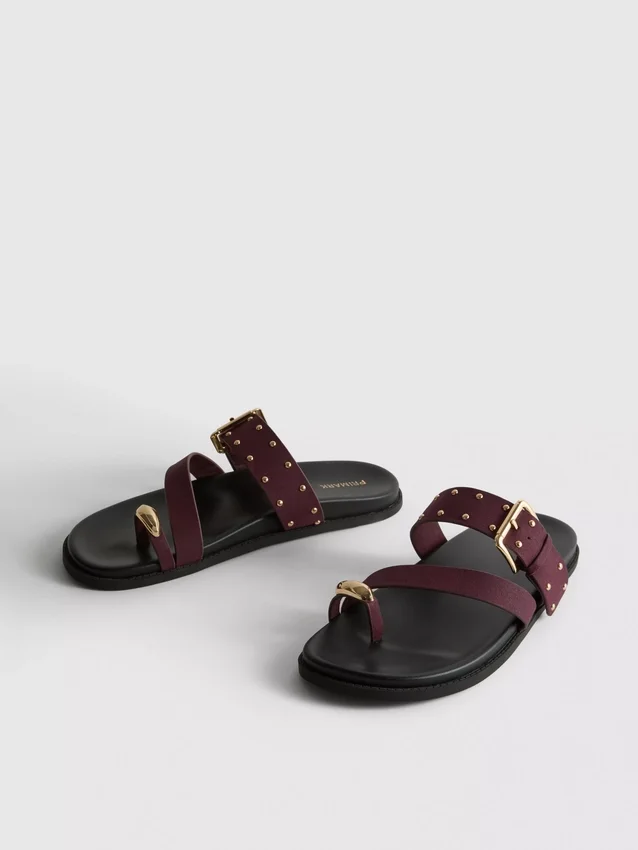Sandaler med nitar på fotbädden från Paula Echevarría