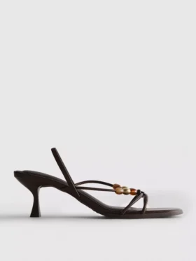 Sandaler med pärlbesatta klackskor