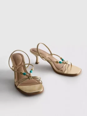Sandaler med pärlbesatta klackskor