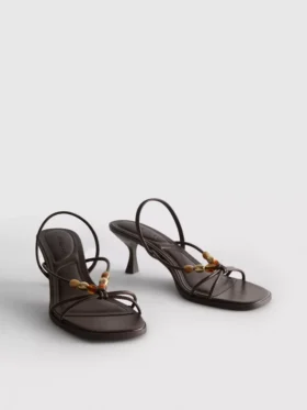 Sandaler med pärlbesatta klackskor