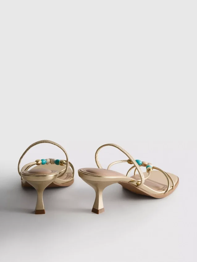 Sandaler med pärlbesatta klackskor