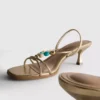 Sandaler med pärlbesatta klackskor