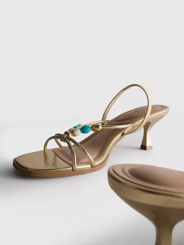 Sandaler med pärlbesatta klackskor