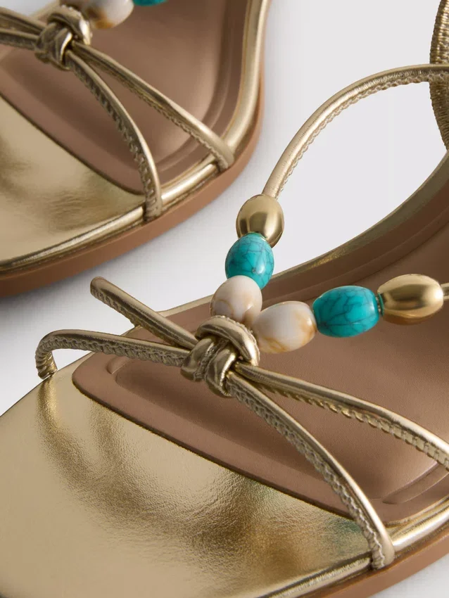 Sandaler med pärlbesatta klackskor