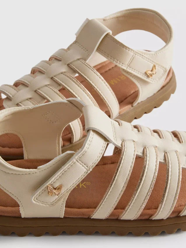 Sandaler med remmar