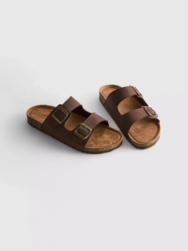 Sandaler med remmar med dubbla spännen