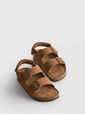 Sandaler med remmar med dubbla spännen