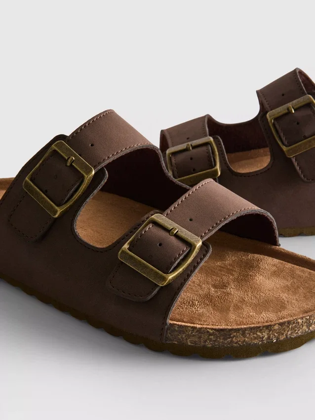 Sandaler med remmar med dubbla spännen