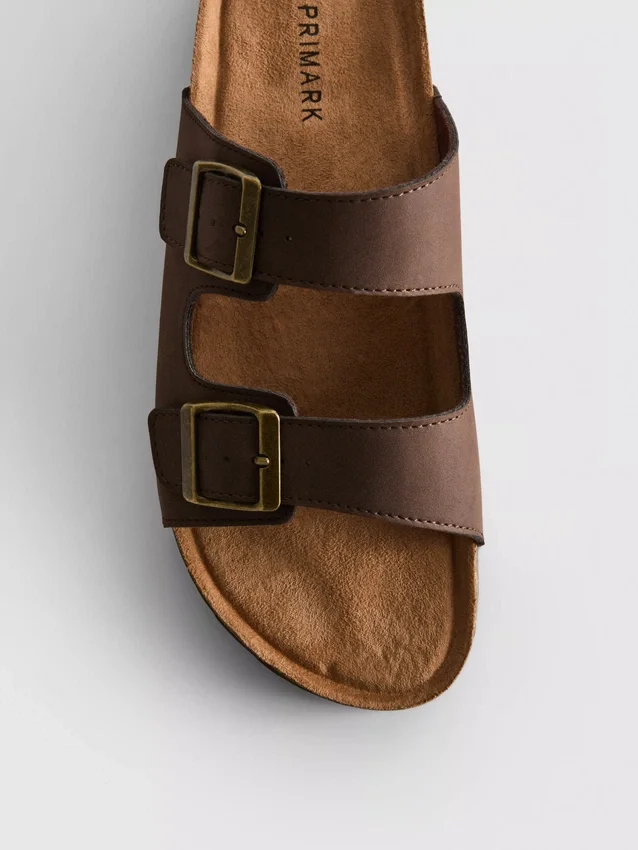 Sandaler med remmar med dubbla spännen