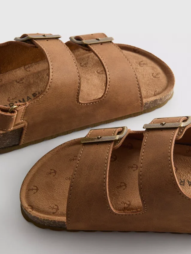 Sandaler med remmar med dubbla spännen