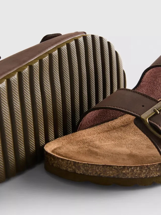 Sandaler med remmar med dubbla spännen