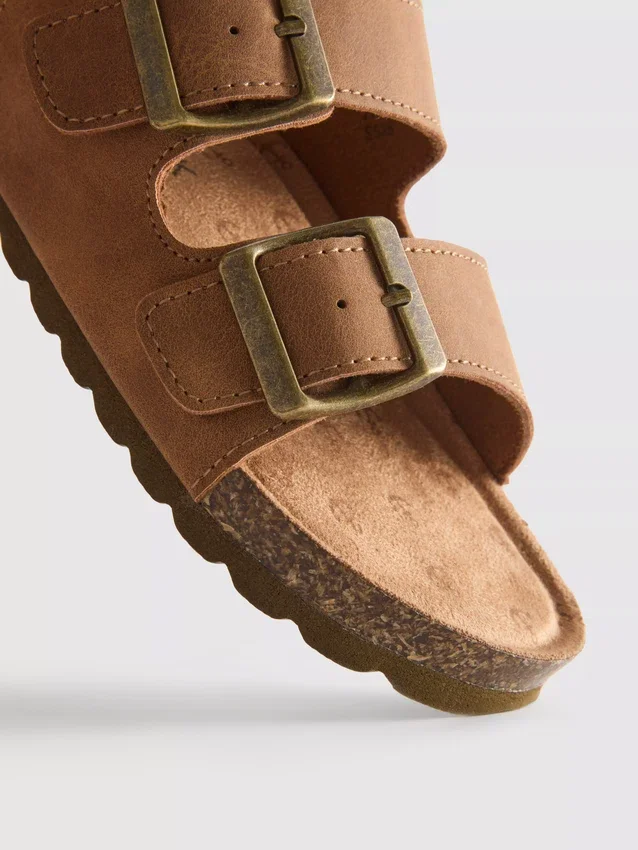 Sandaler med remmar med dubbla spännen