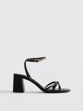 Sandaler med remmar och blockklack