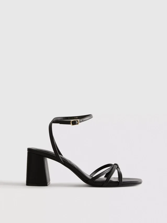 Sandaler med remmar och blockklack