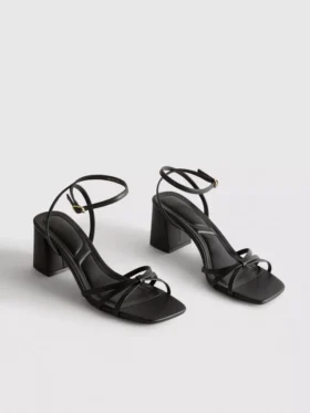Sandaler med remmar och blockklack