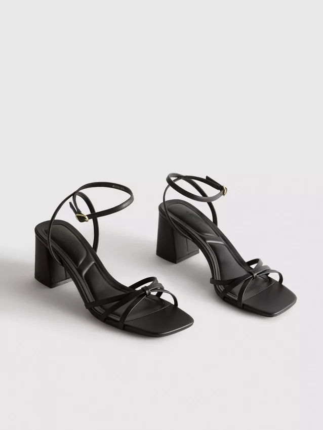 Sandaler med remmar och blockklack