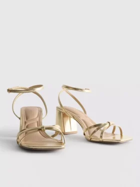 Sandaler med remmar och blockklack